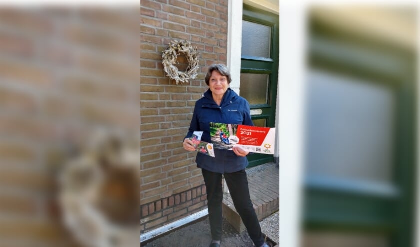 <p>Bestuurslid Joke van der Hulst organiseert de lotenverkoop. | Foto: pr.</p>