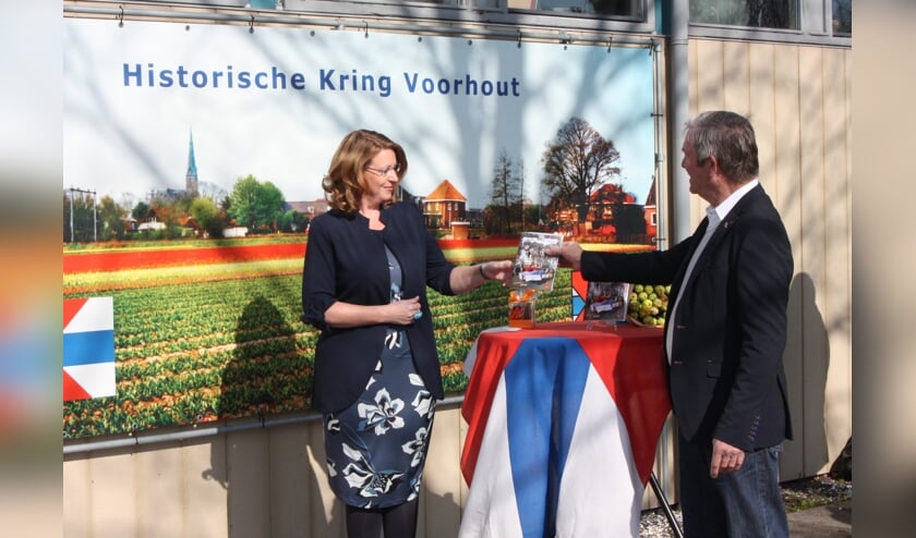 Burgemeester Carla Breuer ontvangt het eerste exemplaar van HKV-voorzitter Cok van Steijn.