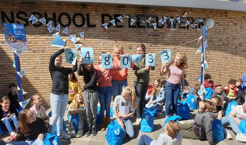 De groep 8 leerlingen tonen trots de opbrengst van hun sponsorloop: € 2.480,33. | Foto: PR