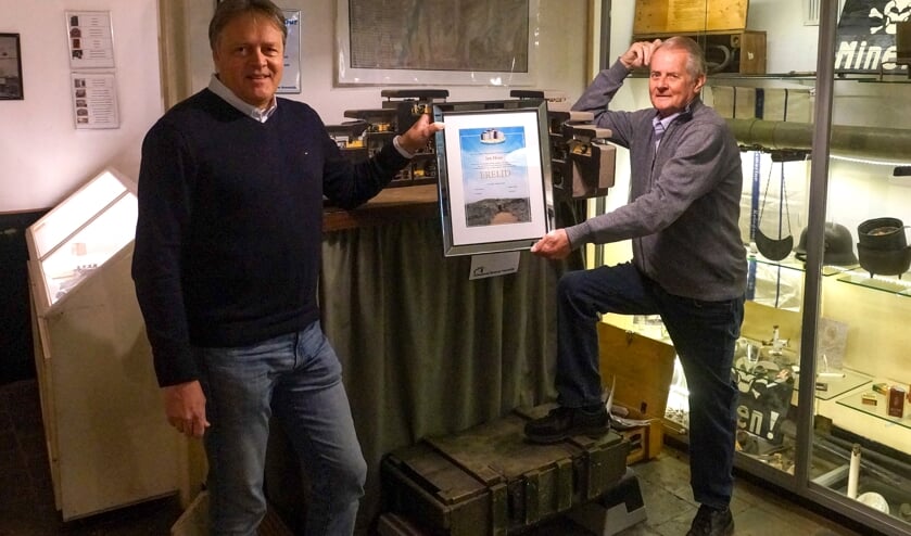Voorzitter Victor Salman overhandigt de oorkonde aan erelid Jan Heus. | Foto: PR