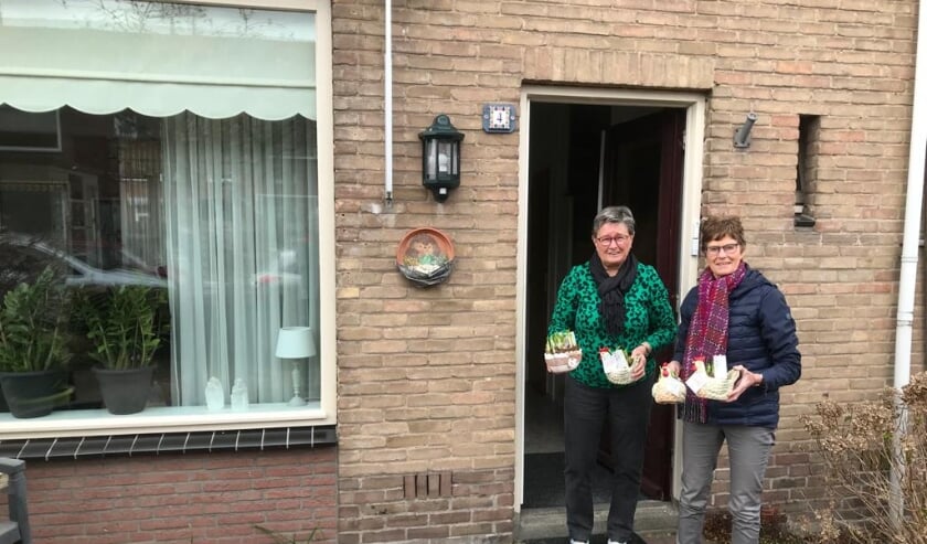 <p>In Lisse kregen vrijwilligers en deelnemers een zonnig bakje narcissen.</p>