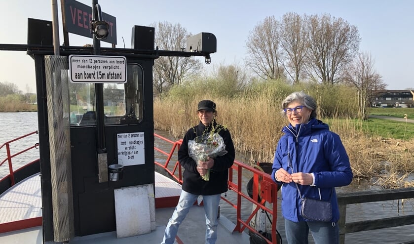 <p>Wethouder Heleen Hooij bij de eerste afvaart, samen met schipper James Taghavi.</p>