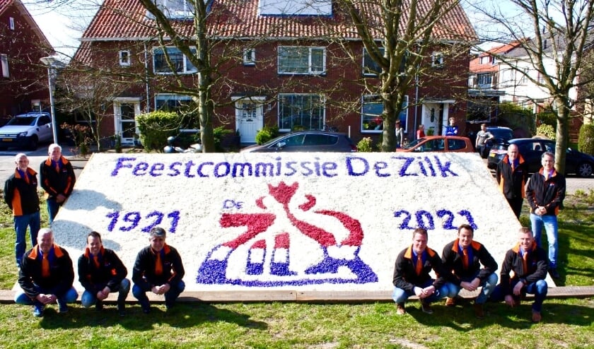 <p>De commissieleden bij het bloemenmozaïek. | Foto: pr</p>