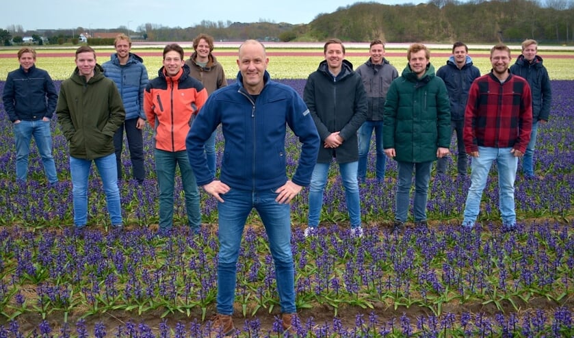 Presentator Johan Overdevest op de voorgrond en de elf jonge boeren die hij volgde.