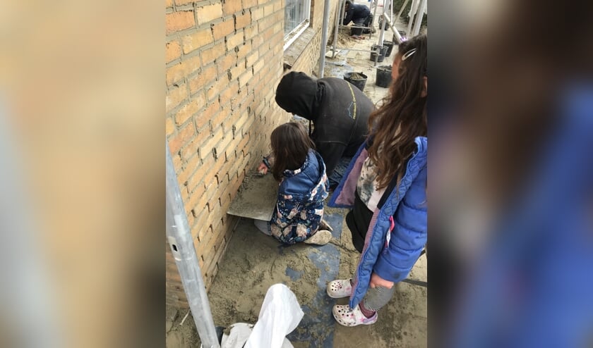 <p>Toen de voegen in onze buitenmuren opnieuw gedaan moesten worden, kwamen er wat stenen uit. Dat gaf een goede blik naar binnen waardoor we ontdekten dat het bijvullen van de spouwisolatie totaal mislukt was. </p>