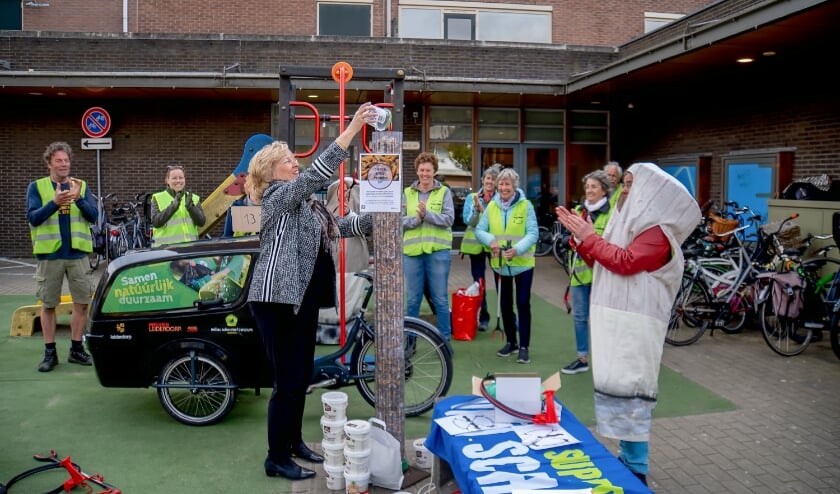 <p>Onder applaus van de Straatjutters gooit burgemeester Laila Driessen het laatste bakje geraapte peuken in de al bijna volle peukenzuil.</p>