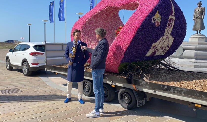 Bram Mol van Hotel van Oranje in gesprek met corsovoorzitter Willem Heemskerk. | Foto: Wilma van Velzen