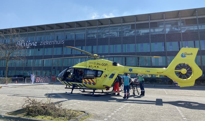 De Lifeliner 5 op het parkeerterrein bij Alrijne Ziekenhuis Leiderdorp.