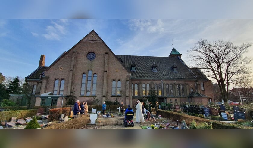 <p>De inzegening door diaken Lamberts was vanwege de coronamaatregelen in kleine kring. | Foto: pr</p>