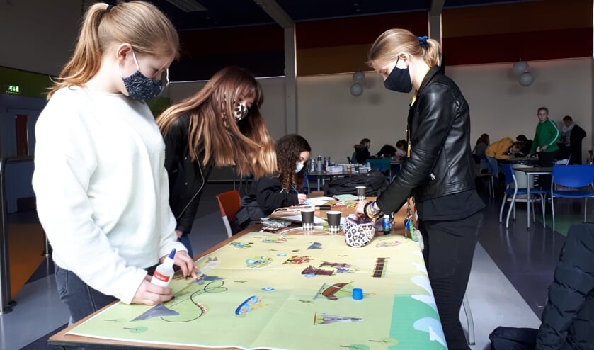 <p>Leerlingen van de KTS aan de slag in de eigen aula. | Foto: pr.</p>