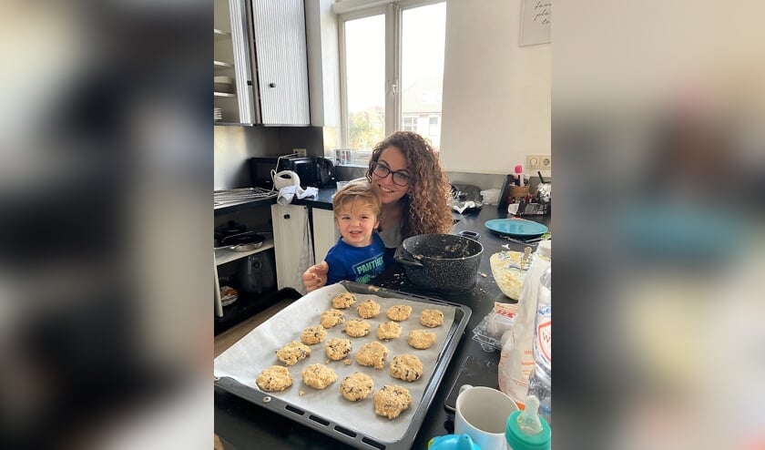 <p>Rosa van de Kerkhof bakt samen met haar zoontje Jackson graag voor mensen die een steuntje in de rug kunnen gebruiken,.</p>