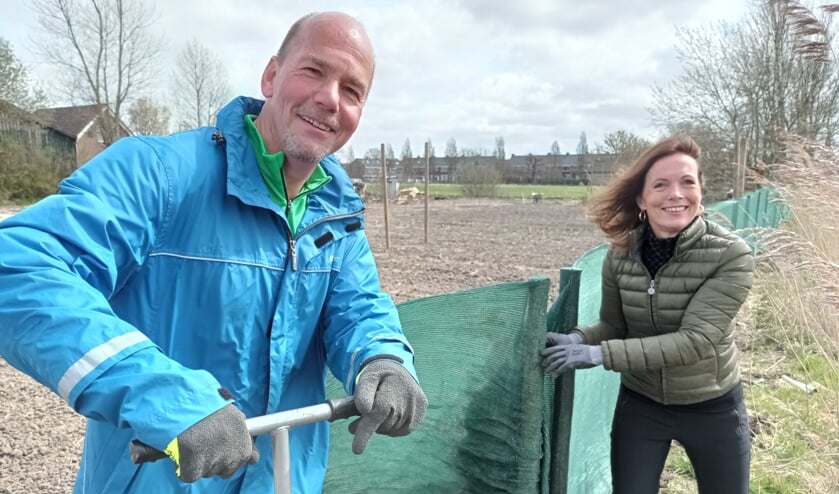 Leden van de Rotary helpen in de Elsgeesterhof.
