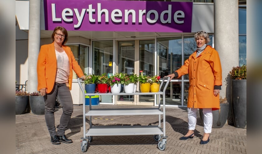 Marlên van Bohemen (links) en Rina Cooijmans met de plantjes.
