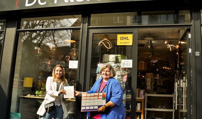 <p> De Flierefluiter neemt de 5.000e Terug naar Oegstgeest-postzegel in ontvangst van Dorpsmarketing Oegstgeest.</p>