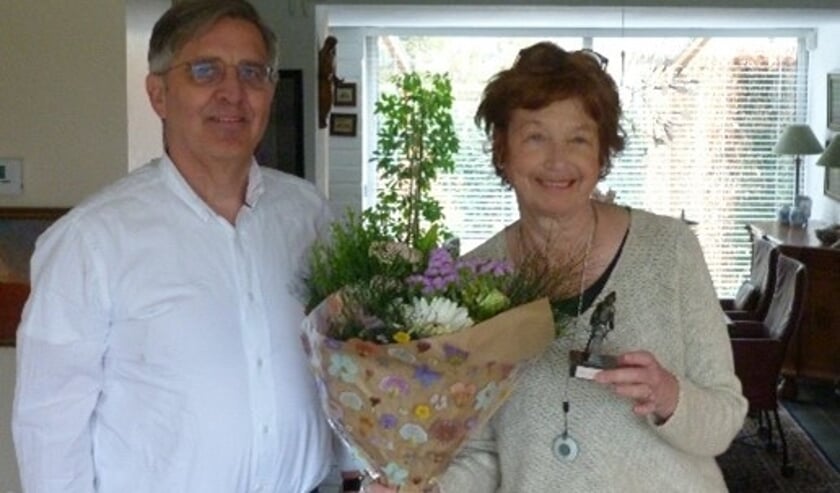 <p>Voorzitter Egbert Sneller van het District Leiden en omstreken van de Bridgebond overhandigt de Stuur aan Truus van der Spek.</p>