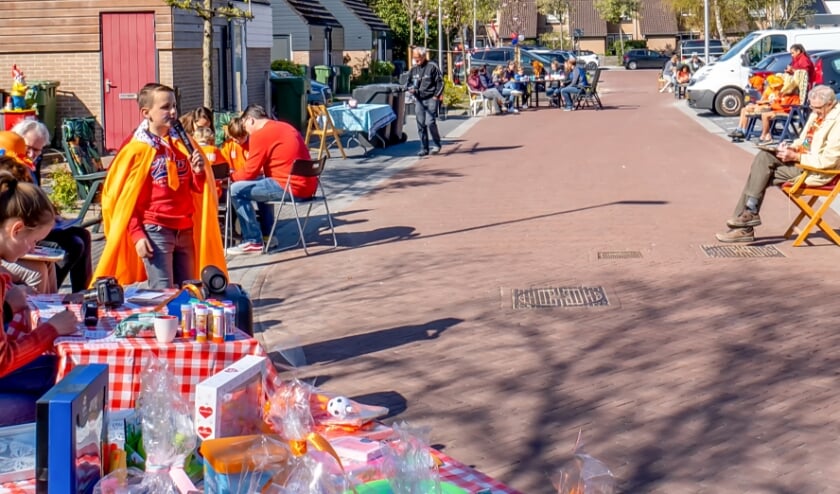 <p>Tom, passend gehuld in een koninklijke oranje mantel, roept de bingonummers om. | Foto: J.P. Kranenburg</p>