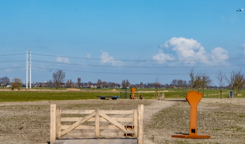 <p>Park Agthoven. Op de metalen 'wilgen' moet nog informatie over het park komen te staan.</p>