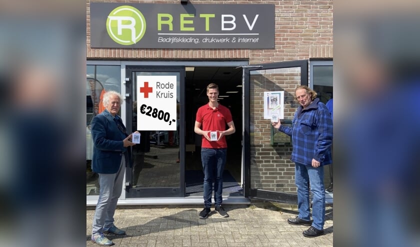 <p>Daan Verbruggen van Retreclame, Vincent de Kievit en Peter Topper, penningmeester van kunstenaarsvereniging Bollenstreek in Beeld (BiBkunst) die het eindbedrag tonen van € 2800, geschonken aan het Rode Kruis.</p>