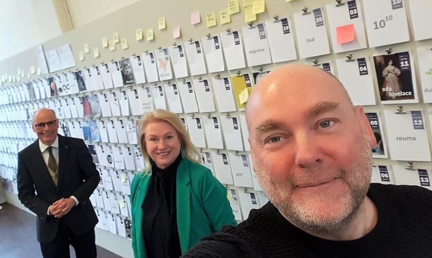 <p>Burgemeester Emile Jaensch, dorpsmarketeer Marjolijn van der Jagt en Lucien Geelhoed (Leiden2022).</p>