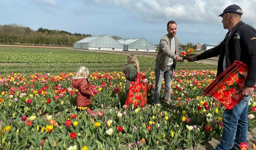 <p>Een bezoekje aan de pluktuin mocht niet ontbreken aan het werkbezoek.</p>