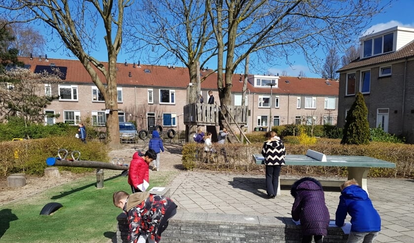 <p>De leerlingen van de Regenboog krijgen buiten les en doen allerlei activiteiten.</p>