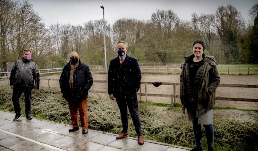 <p>V.l.n.r. wethouder Rik van Woudenberg, voorzitter Thomas van den Breul van de Stichting Ruiterschool Liethorp, wethouder Willem Joosten en Liethorp voorzitter Miranda Giel voor de van LED-schijnwerpers voorziene buitenmanege.</p>