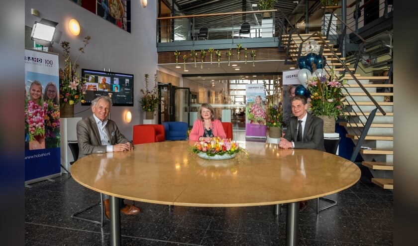 <p>Burgemeester Spruit op bezoek bij het 100-jarige Hobaho, met links Sam van Egmond, directeur bemiddelen en rechts Foeke Gardenier, algemeen directeur.</p>