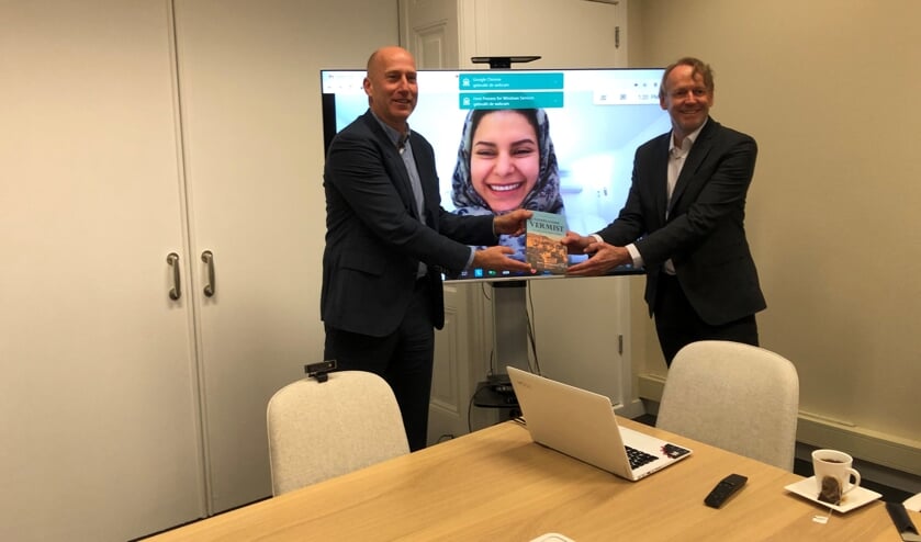 <p>Schrijver en diplomaat Hans Akerboom overhandigt het eerste exemplaar van zijn boek aan Arjan Erkel, de Nederlander die 607 dagen in Dagestan ontvoerd is geweest. | Foto: pr.</p>