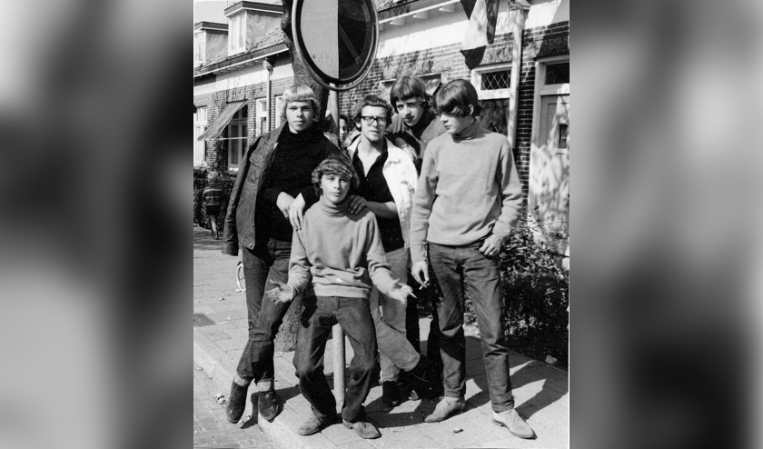 <p>Omstreeks 1966 in de Willem Botsstraat in Voorhout: (v.l.n.r.): Cock Slobbe, Nico Bakker, Peet van der Werf, Tinus Zuidhoek, Gerard Meijer. | Foto: pr.</p>