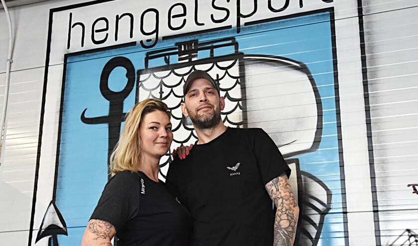 <p> Miranda Spierenburg en Menno van Dalen in hun prachtige Hengelsportzaak.</p>