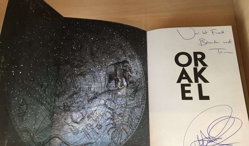 Een gesigneerd exemplaar van het nieuwste boek van Thomas Olde Heuvelt voor het Fioretti College.