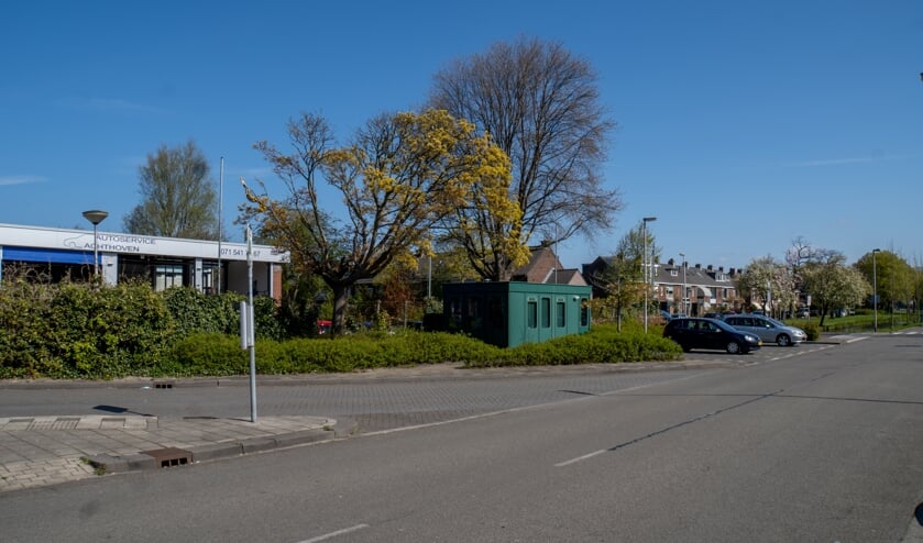 <p>Garagebedrijf Autoservice Achthoven ligt nu grotendeels verscholen achter een heg.</p>