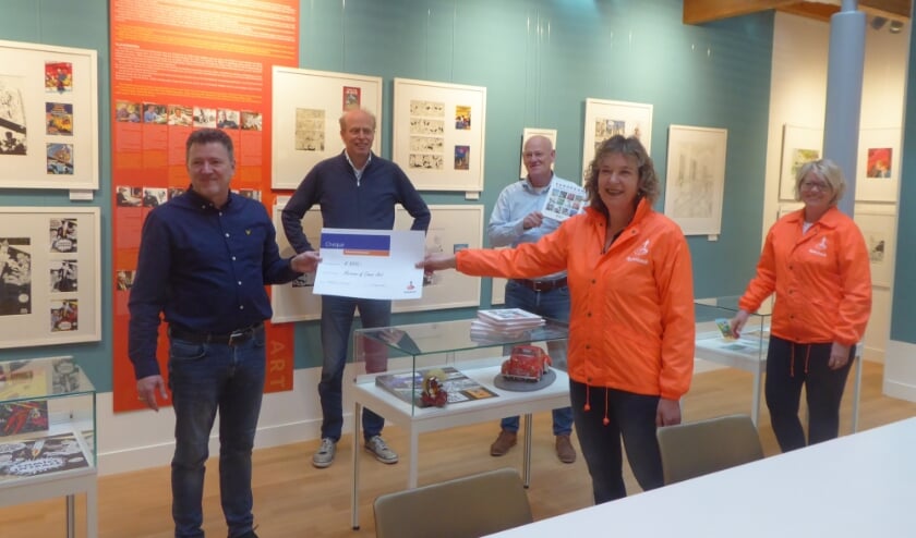 <p>De grondleggers van het Noordwijkse stripmuseum zijn erg ingenomen met de cheque van de Rabobank.</p>