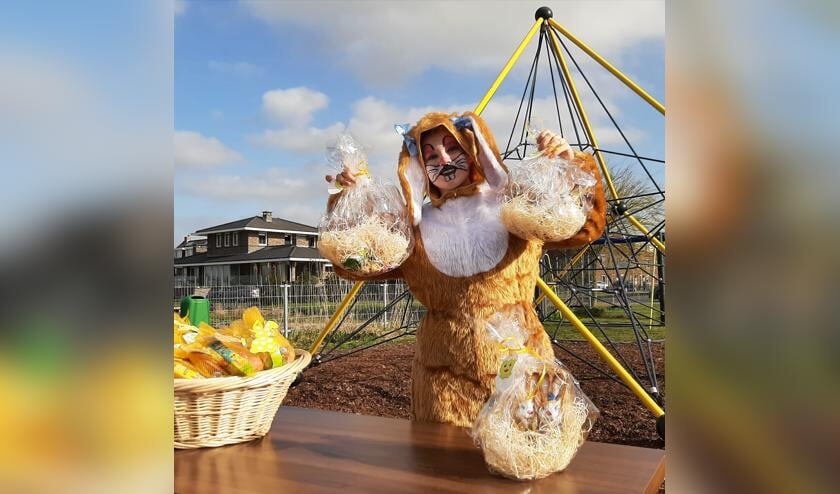 <p>De paashaas kreeg bezoek van enthousiaste kinderen en deelde onder meer chocolade uit.</p>