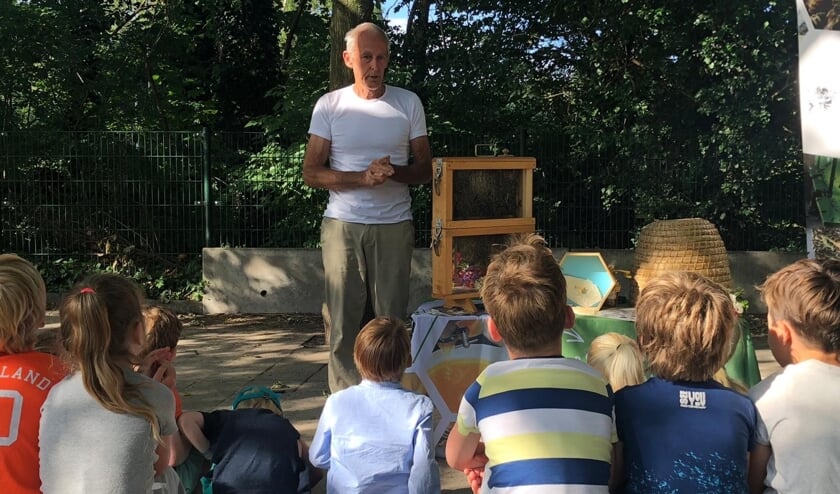 <p>Imker Meinhard van de Reep vertelt over de zijn passie. | Foto: archief, pr</p>