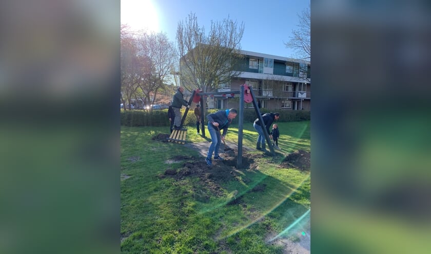 <p>Vrijdag werden de oude speeltoestellen weggehaald door vrijwilligers.</p>