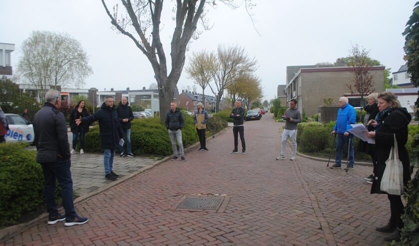 <p>Bewoners wijzen op de Mauritssingel (ventweg) aan wat hun bezwaren zijn. De projectmedewerkers maken een notitie. Links (aan de overkant) appartementencomplex Mauritsstaete.</p>