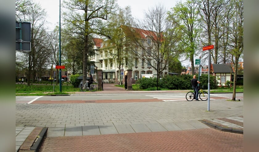 <p>De uitgang van 'Overgeest', die uitkomt bij het Wilhelminapark.</p>