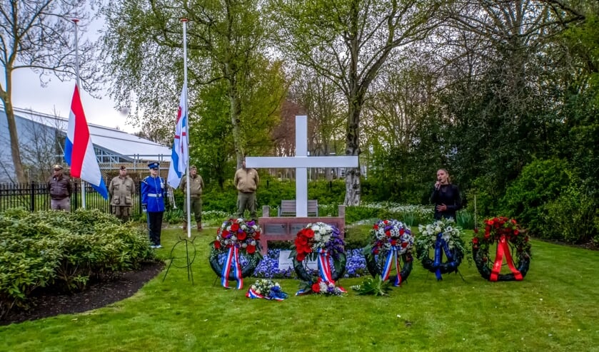 Lisette van der Ploeg sluit de herdenking af met haar lied 'Visit Heaven'. |