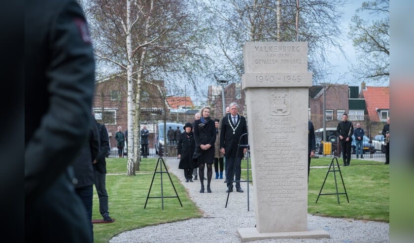 <p>Burgemeester en mevrouw Visser met het prachtige zicht op het monument.</p>