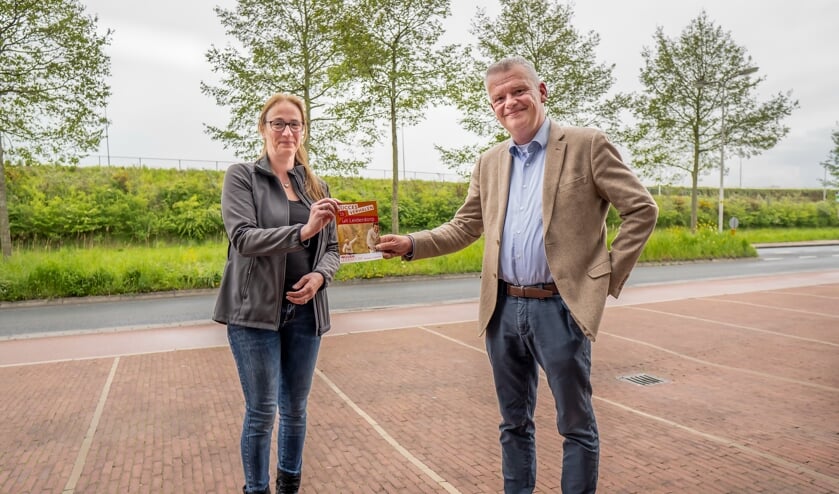 <p>Esther Verlind overhandigt het succesverhalenboekje aan wethouder Daan Binnendijk.</p>