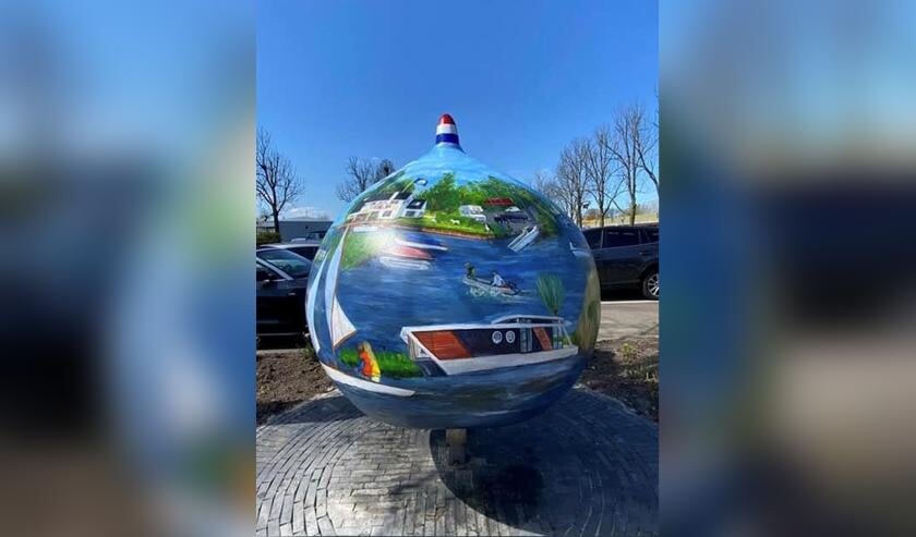<p>De zesde Reuzenbol is in Sassenheim geplaatst en heet ‘Jachthaven Jonkman toen en nu’.</p>