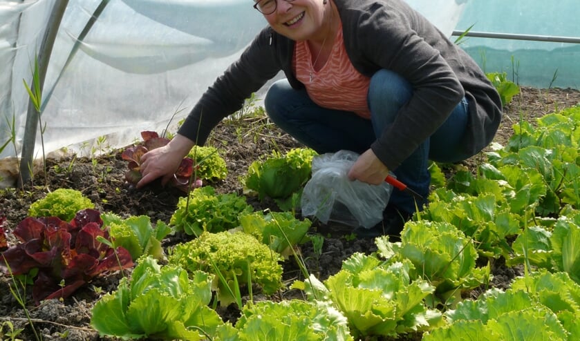 <p>Simone met de eerste oogst op de nieuwe locatie. | Foto: pr.</p>