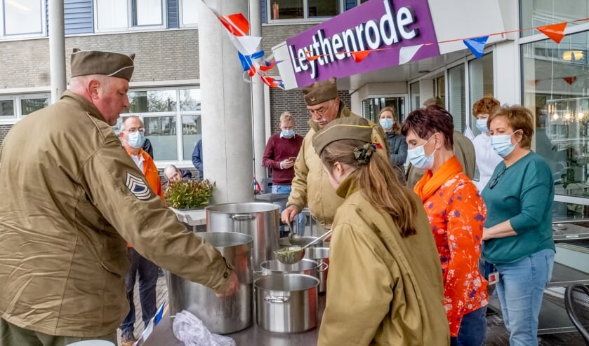 <p>Het lijkt een beetje op een gaarkeuken; leden van de Able Compagnie delen Vrijheidssoep uit bij verpleeghuis Leythenrode.</p>