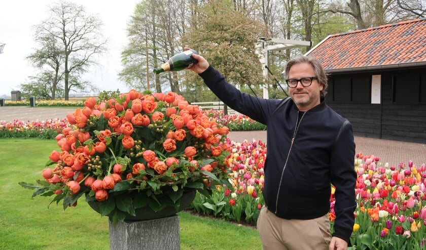 <p>Guus Meeuwis was onder de indruk van de oranje tulp.</p>