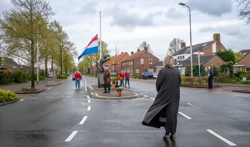 Opnieuw geen publiek bij de kranslegging. De toespraak hield burgemeester Spruit online.