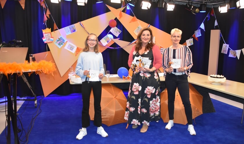 Ine (midden) overhandigt de prijzen aan Caroline Varkevisser en Lisa Heemskerk. | Foto: PR