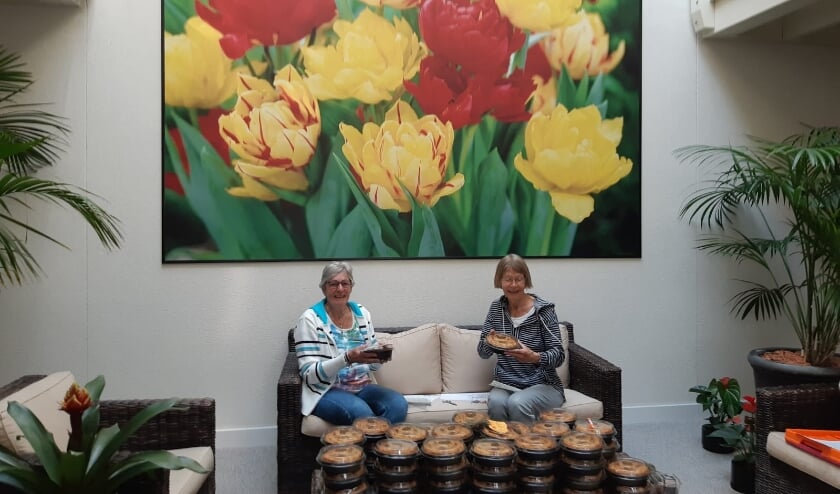 <p>Medewerkers bereiden de bezorging van de appeltaartjes voor.</p>