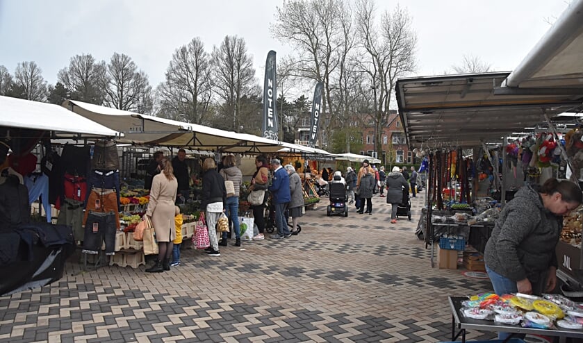 <p>Na ruim vier maanden is het vertrouwde beeld weer terug op het Marktplein. | Foto: Piet van Kampen</p>