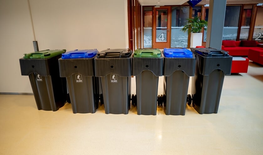 <p>De nieuwe minicontainers voor restafval (grijs deksel), gtf (groen deksel) en papier (blauw deksel) zijn voorzien van een chip met adresgegevens.</p>